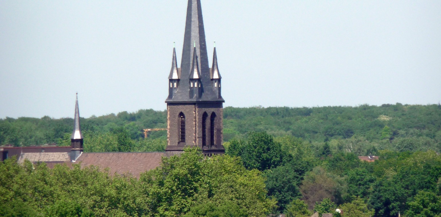 Ausstellung in Herz Jesu verbindet Altarraum mit Arbeiten zu Angst und Hoffnung