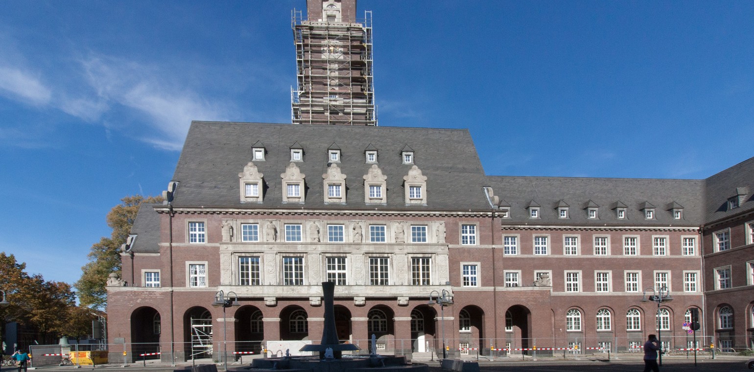 Bottrop erneuert Rathausschieferdach und restauriert historische Bleiverglasung