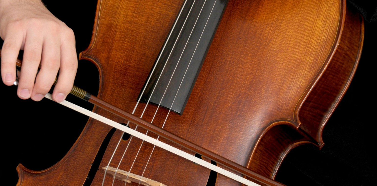 Celloversum in Köln: 60 Cellistinnen und Cellisten spielen kubanische Rhythmen und Poparrangements