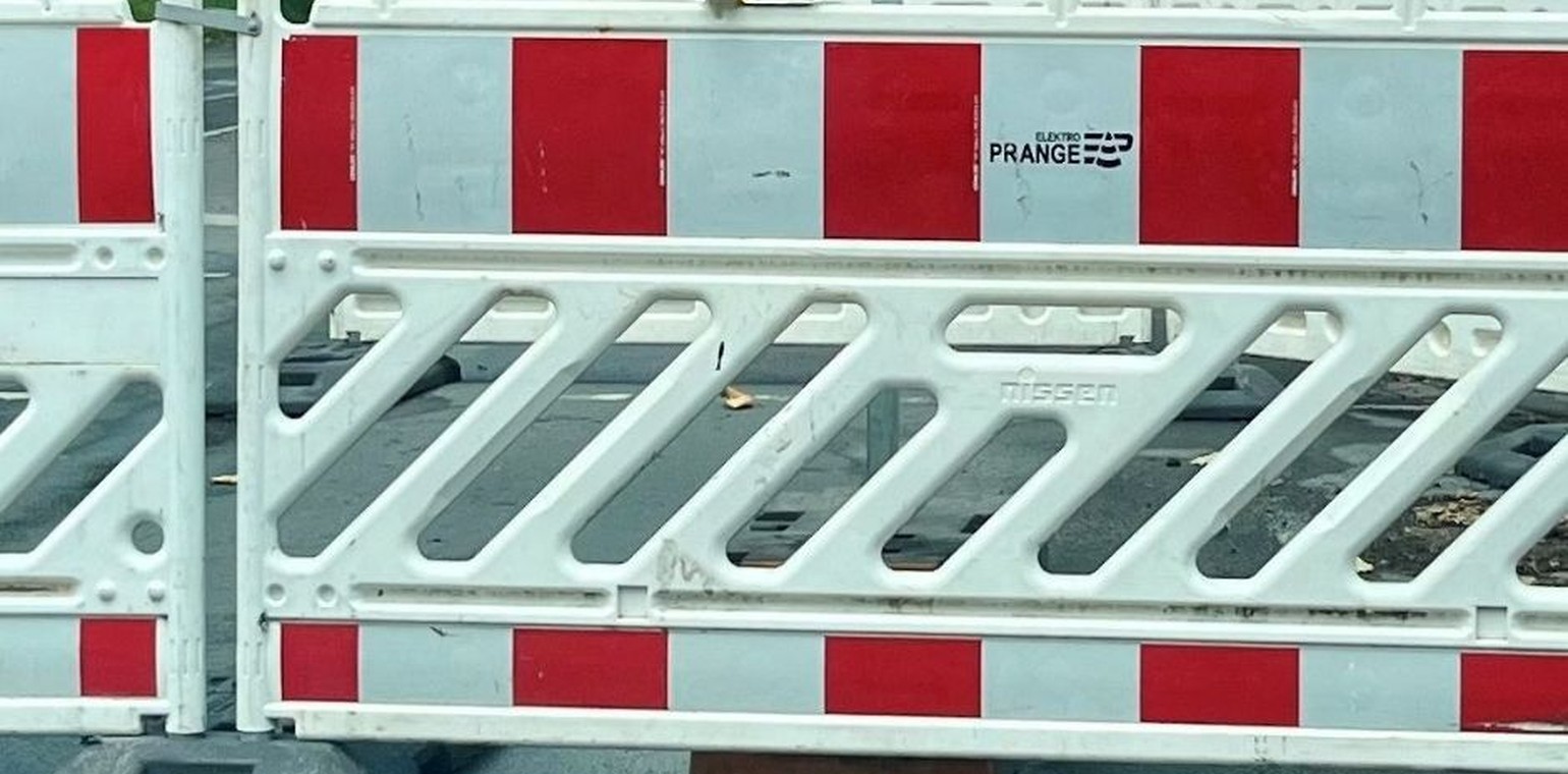 Container vor Kufus Haus werden abgebaut und Fußweg wiederhergestellt