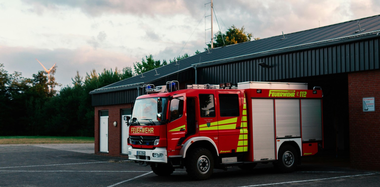 Duisburg ehrt 69 Feuerwehrleute und vereidigt den hundertsten Grundausbildungslehrgang
