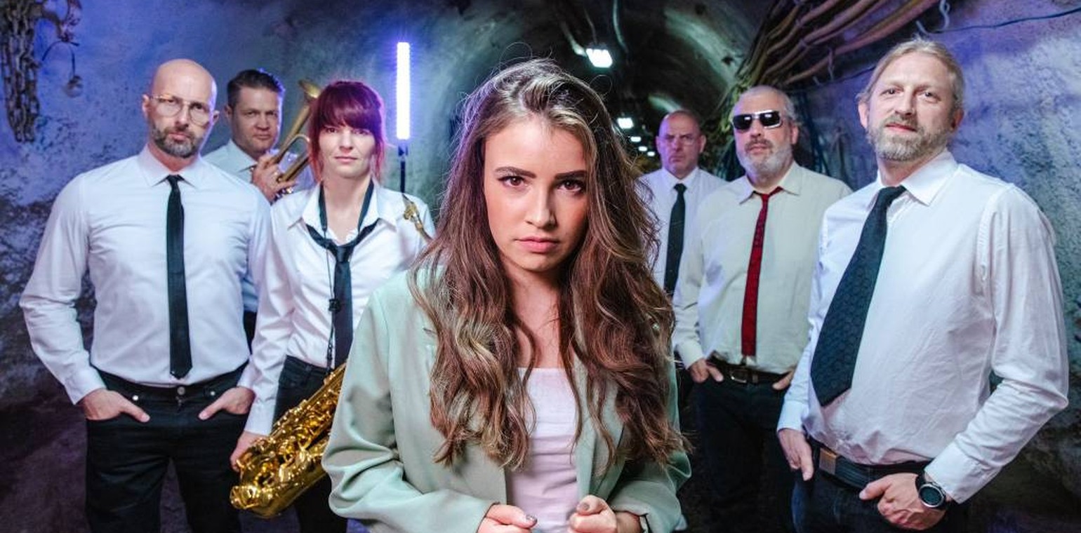 Nina Hahn und F.O.C Band spielen im Willy-Brandt-Park