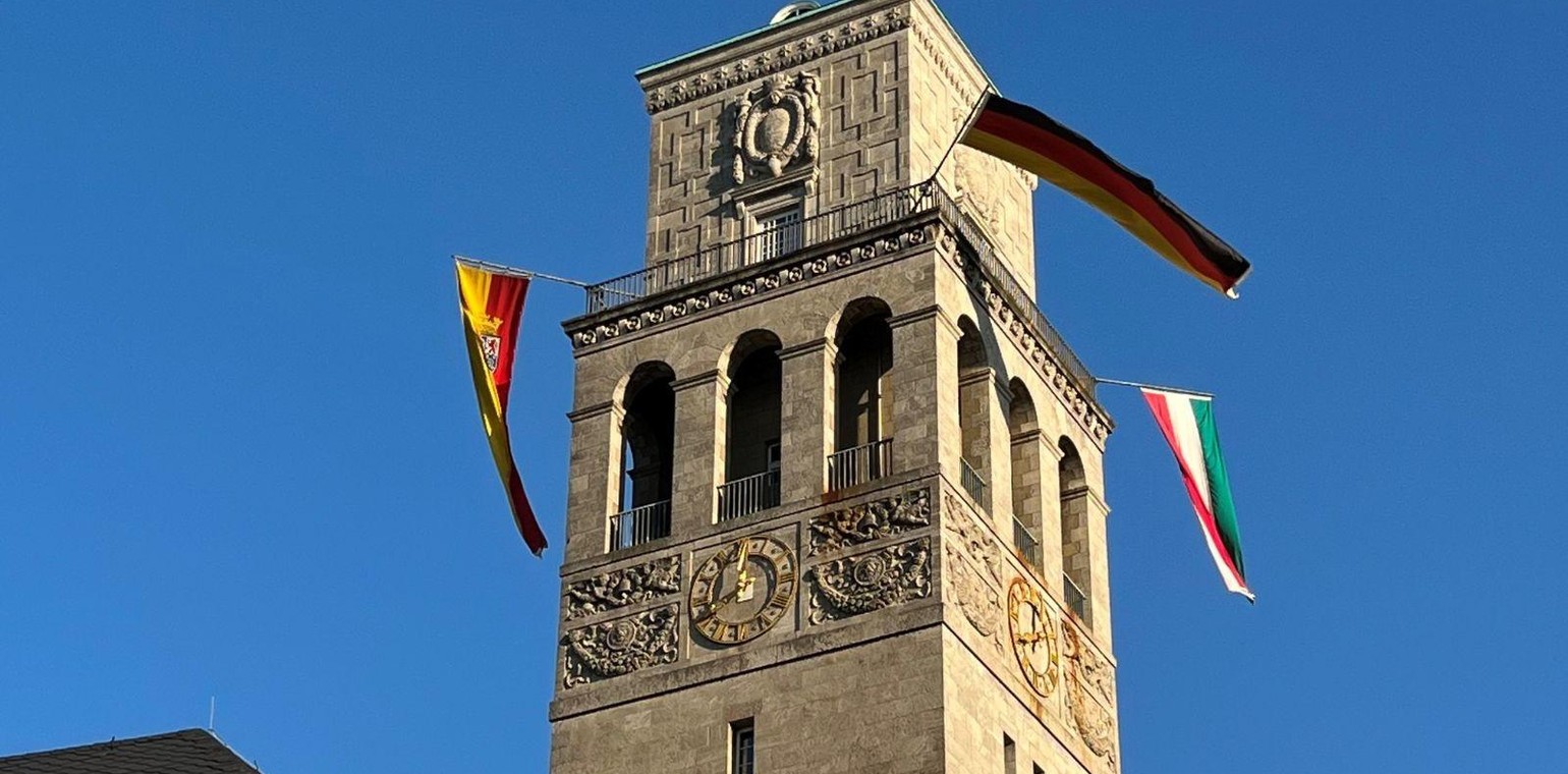 Rathausturm in Mülheim zeigt Flagge zum 80. Jahrestag von Nordrhein Westfalen