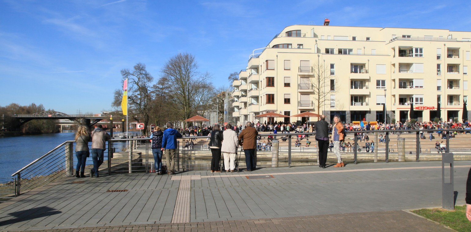 Vorschulkinder schmücken große Tanne am Mülheimer Stadthafen